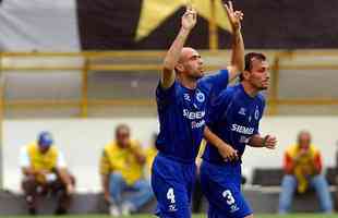 Cris comemora com Edu Dracena aps balanar a rede contra o Santos, na Vila Belmiro, pelo Brasileiro de 2004