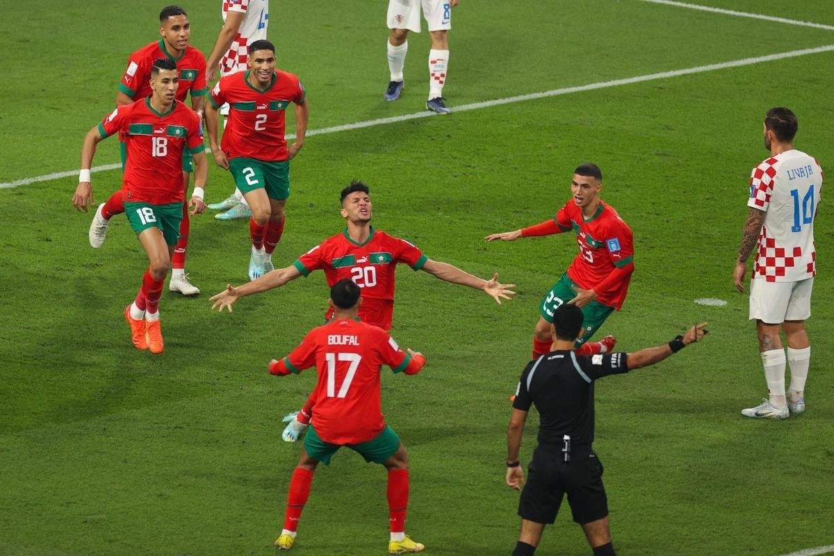 Achraf Dari empatou para o Marrocos menos de dois minutos depois de a Crocia sair na frente: 1 a 1