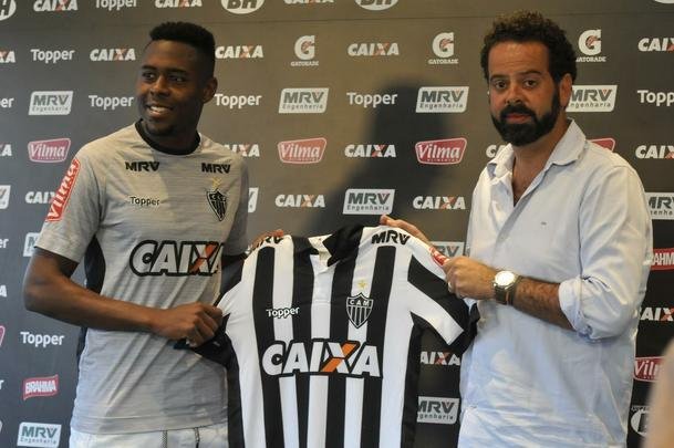 Volante/zagueiro Roger Bernardo participou de treino com bola e depois foi apresentado como novo reforo do Atltico