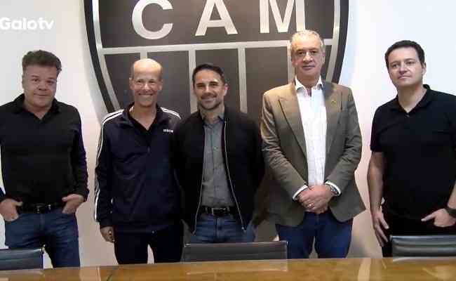 Renato Salvador, Ricardo Guimarães, Sérgio Coelho e Rafael Menin estiveram na assinatura de contrato de Rodrigo Caetano (centro)
