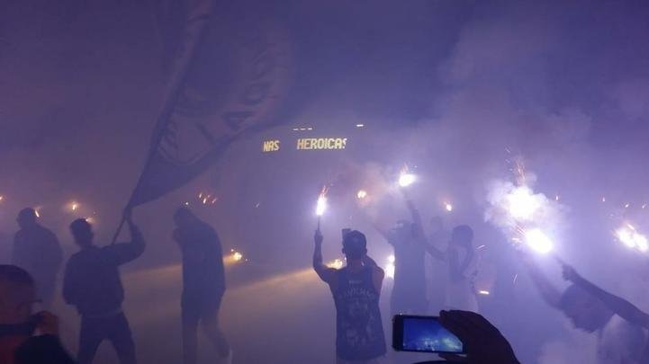 Torcida do Cruzeiro promove rua de fogo na saída da delegação da Toca da Raposa II, rumo ao aeroporto de Confins, antes da viagem para Porto Alegre. Time enfrenta o Internacional na quarta-feira, no Beira-Rio, pela semifinal da Copa do Brasil