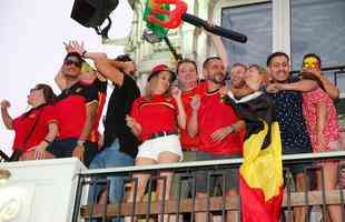Torcida comemora nas ruas de Bruxelas a classificao s semifinais da Copa 