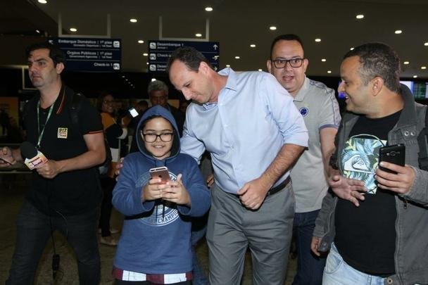 Novo treinador do Cruzeiro, Rogério Ceni desembarcou em Confins na manhã desta terça-feira e recebeu apoio de torcedores