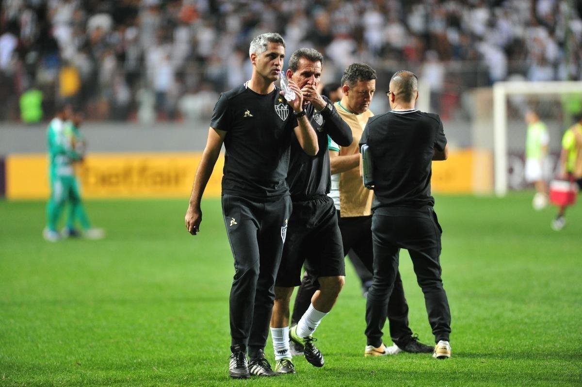 Cazares perde pnalti, Otero marca, mas rbitro invalida gol por invaso da grande rea