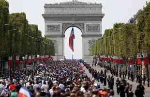 Campees do mundo desfilaram nas ruas de Paris nesta segunda, exibindo a taa da Copa para milhares de torcedores