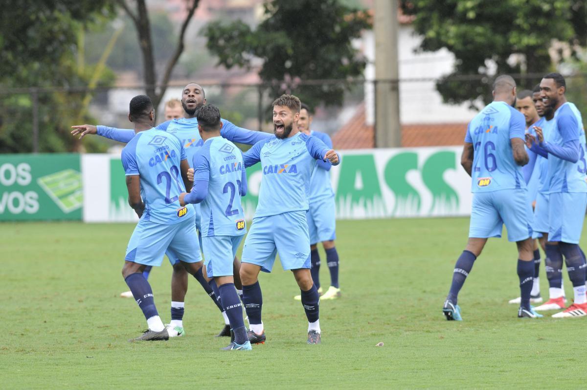 Em atividade na Toca da Raposa II, tcnico Mano Menezes mostrou provvel escalao do Cruzeiro para o jogo contra o Boa: Rafael; Nonoca, Ded, Digo e Marcelo Hermes; Lucas Romero e Bruno Silva; Rafael Sobis, Thiago Neves e Mancuello; Raniel (fotos: Juarez Rodrigues/EM D.A Press)