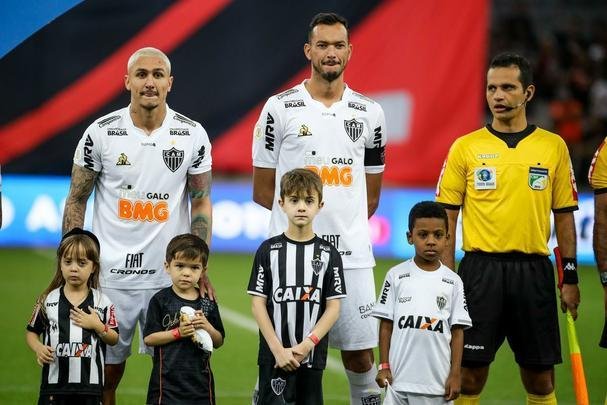 Galo perdeu muitas chances e acabou tropeando em Curitiba