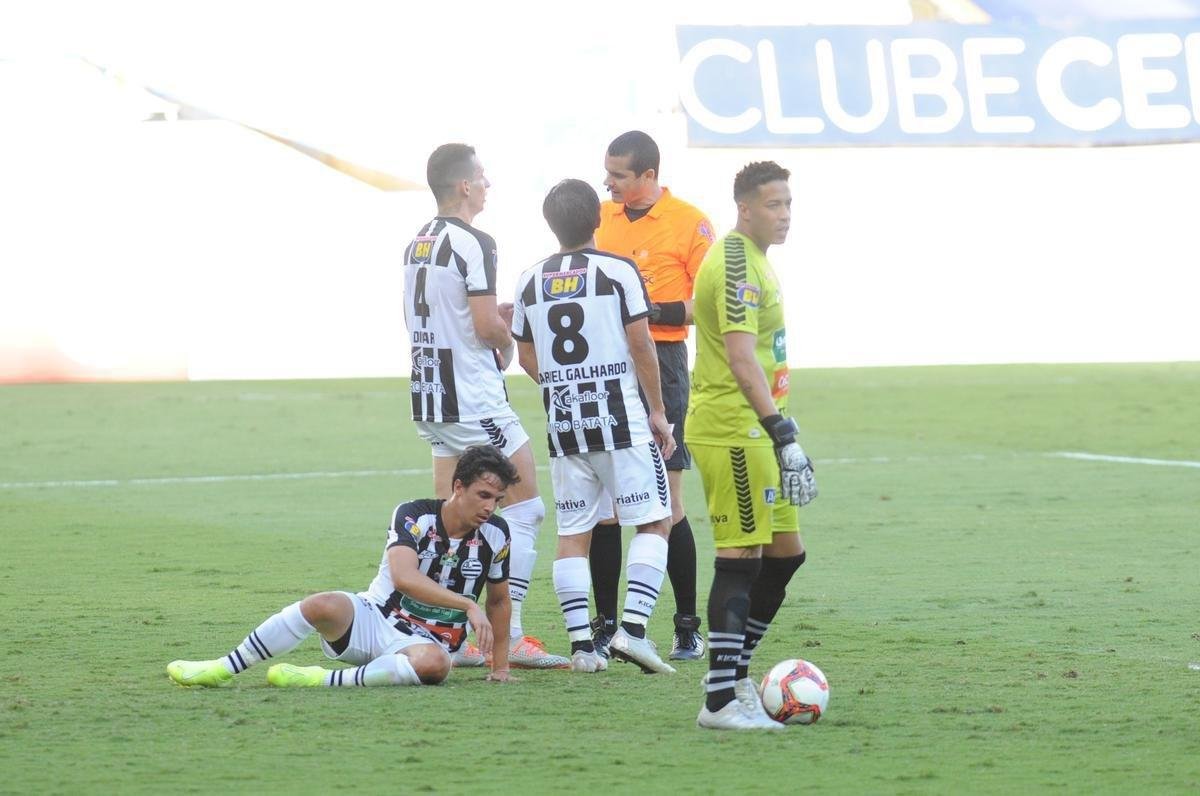 Fotos da vitria do Cruzeiro sobre o Athletic de So Joo del-Rei, por 1 a 0, no Mineiro, pela quarta rodada do Campeonato Mineiro de 2021. Marcelo Moreno, de pnalti, marcou o gol do triunfo celeste no Gigante da Pampulha
