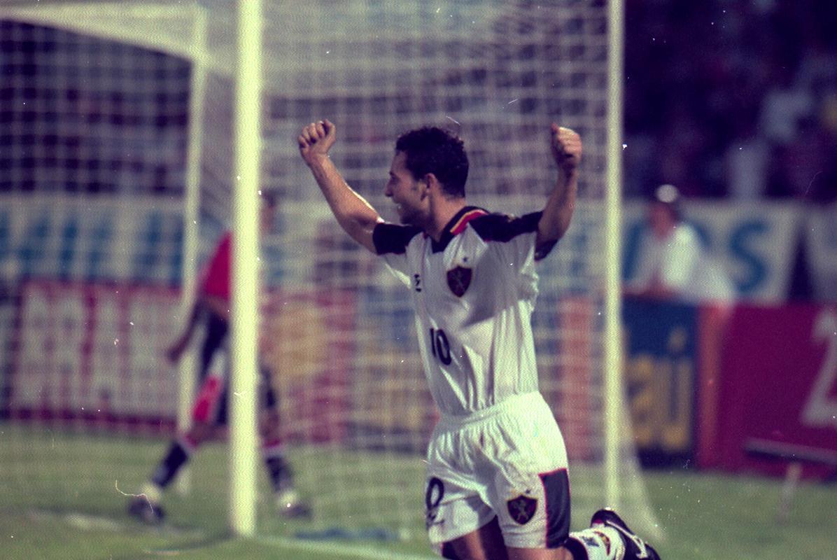 Meia Adriano comemora um dos três gols do Sport na vitória sobre o Santa Cruz na Copa João Havelange de 2000 com uniforme branco da Topper.