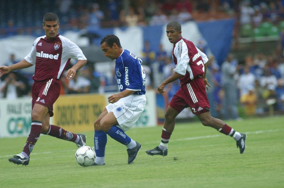 Com o ttulo brasileiro confirmado, o Cruzeiro fez no dia 7 de dezembro de 2003 o jogo da taa e das faixas contra o Fluminense, no Mineiro. Com show de Alex, autor de dois gols, o time celeste goleou os cariocas por 5 a 2 e promoveu nova festa da torcida azul em Belo Horizonte. Jogadores finalmente ergueram a taa oficial do Campeonato Brasileiro, cedida pela CBF, e deram a volta olmpica. Os campees brasileiros de 1966 tambm participaram das comemoraes no Gigante da Pampulha.