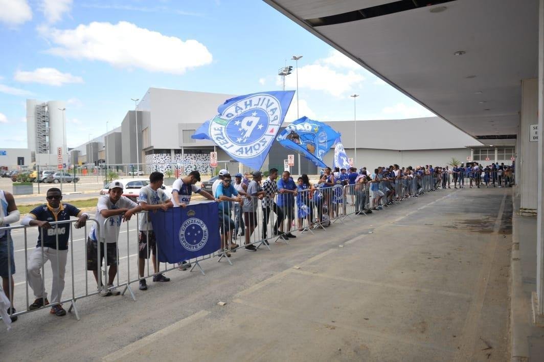 Torcedores do Cruzeiro organizaram uma grande festa no embarque do time para So Paulo