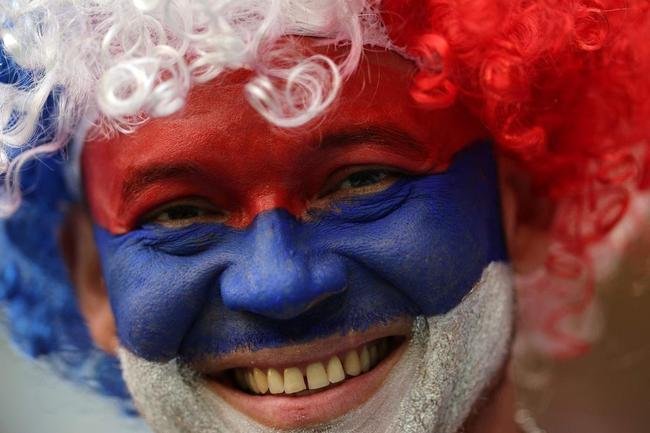 Torcedores de Camares e Srvia na partida pelo Grupo G da Copa do Mundo 