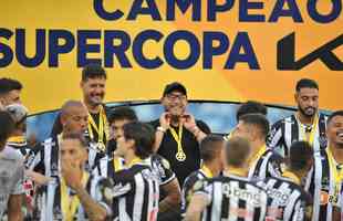 Jogadores do Atltico erguem a taa de campeo da Supercopa do Brasil na Arena Pantanal, em Cuiab