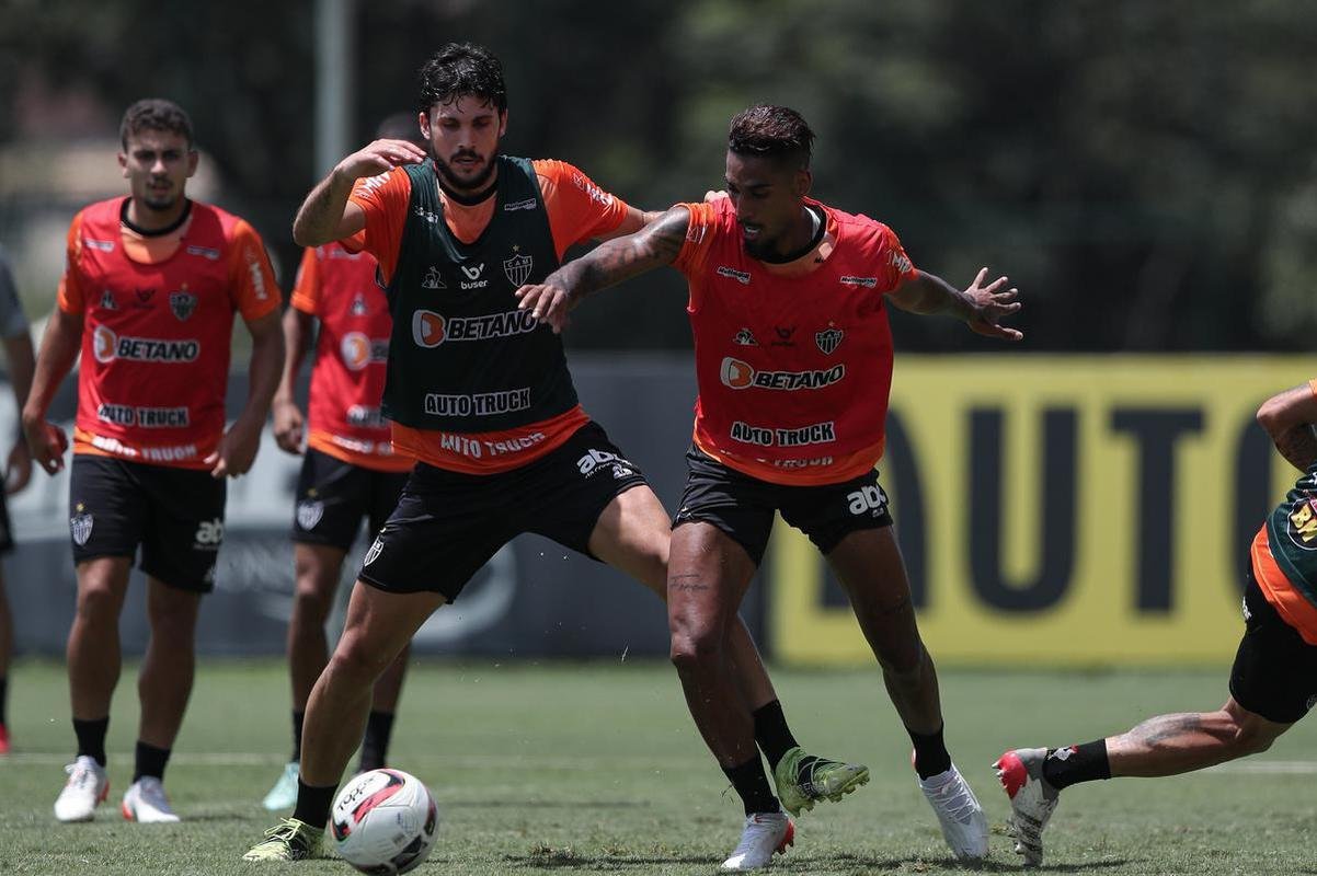 Com seriedade, mas tambm descontrao, o Atltico treinou sob sol forte na manh desta sexta-feira (21), na Cidade do Galo, em Vespasiano. Este foi o quinto dia de pr-temporada para o clube mineiro em 2022, sob o comando do tcnico argentino Antonio 'El Turco' Mohamed. Novas baixas, o volante Allan e o atacante Keno testaram positivo para COVID-19 e no participaram das atividades (ambos cumprem perodo de sete dias de isolamento social).