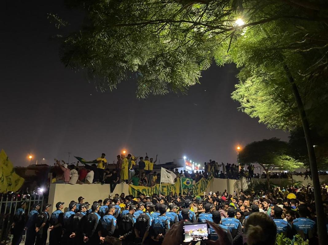 Seleo Brasileira chegou ao hotel The Westin Doha Hotel & Spa, no Centro de Doha, capital do Catar, e teve recepo calorosa de torcedores do Brasil e de outros pases. Muitos curiosos apareceram para tentar ver os craques que vo buscar o hexa na Copa do Mundo