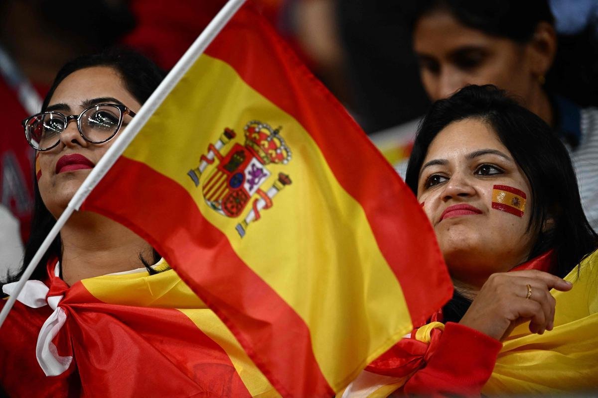 Japoneses e espanhis na partida pelo Grupo E da Copa do Mundo, no Estdio Internacional Khalifa, em Doga