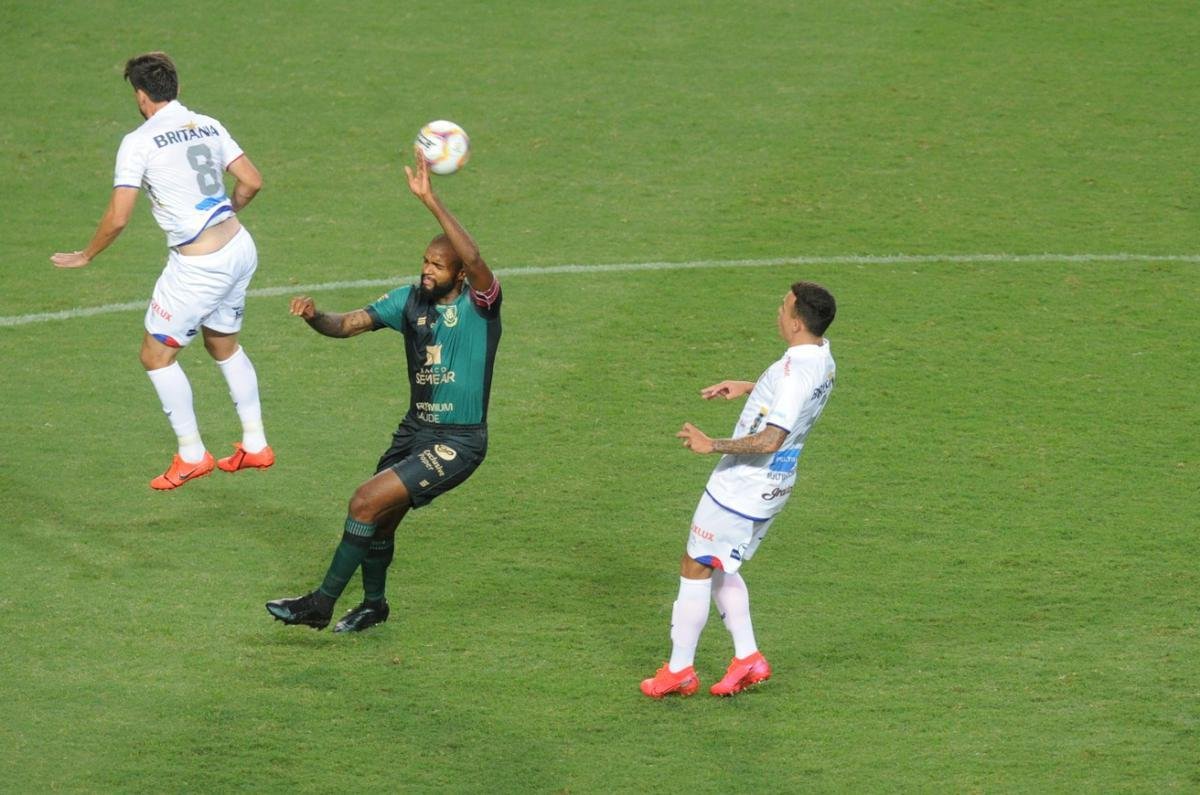 América x Paraná: veja fotos do jogo no Independência