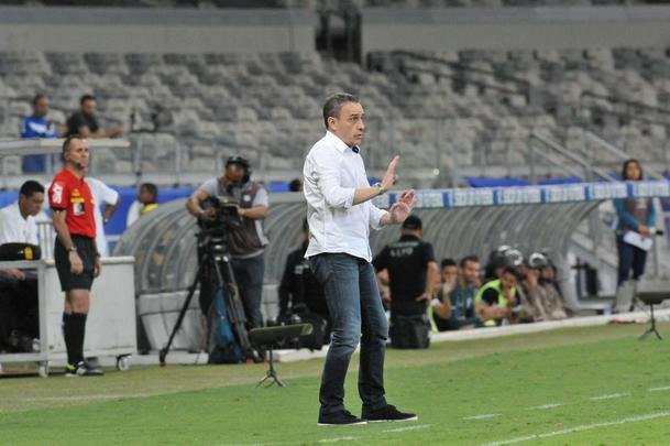 Veja as reaes do tcnico Paulo Bento na estreia pelo Cruzeiro, no duelo contra o Figueirense