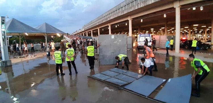 Torcedores são atendidos depois de briga generalizada no Mineirão, iniciada logo após o clássico entre Cruzeiro e Atlético. Tudo começou com invasão de atleticanos em camarotes de cruzeirenses. Segurança privada do estádio demorou a chegar e a conter o atrito. PM, também atrasada, precisou usar bombas de efeito moral. Imagens mostram atendimento dos feridos.