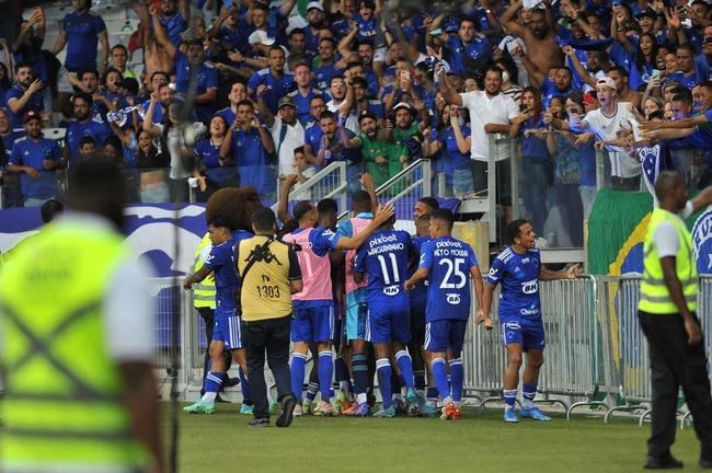 Com gol de Edu, Cruzeiro venceu Brusque por 1 a 0 no Mineiro pela segunda rodada da Srie B. Time e comisso tcnica comemoraram com a torcida no Gigante da Pampulha