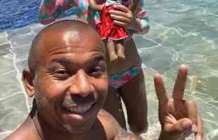 Mariano postou foto ao lado da filha na piscina de um resort.