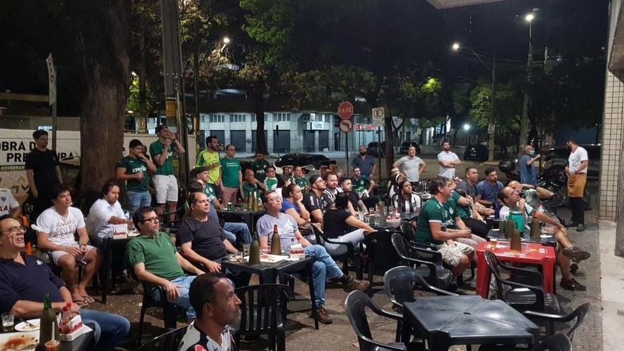 Torcedores do Palmeiras acompanham a partida contra o Atltico em alguns bares de Belo Horizonte