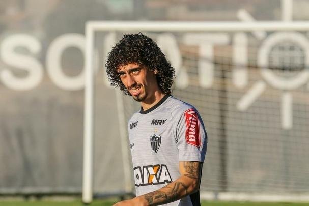 Valdívia treinou ao lado dos companheiros nesta terça