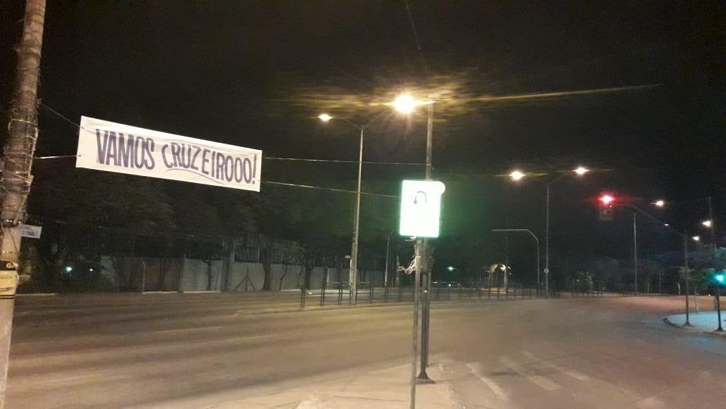 Faixas de apoio ao Cruzeiro so estendidas em Belo Horizonte antes da partida contra o FLuminense