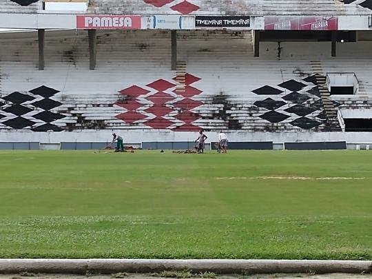 Na manh desta quarta-feira, funcionrios do Santa Cruz fizeram trabalho de recuperao do gramado do Arruda com o intuito de deixar o piso apto a receber o Clssico das Emoes, que ser realizado no prximo dia 23