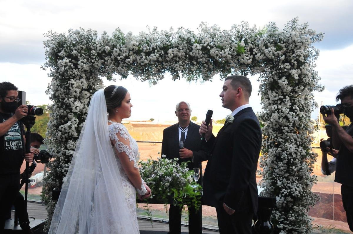 Imagens do casamento de Kathleen Nogueira Fernandes Maestro e Samuel Maestro Silveira na Arena MRV, estádio do Atlético; ídolo atleticano Reinaldo conduziu a cerimônia
