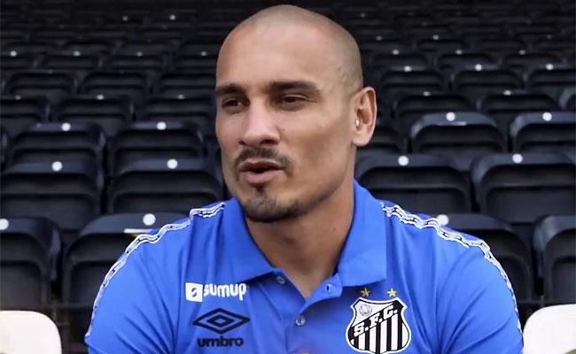 Maicon assinou contrato com o Santos depois de acertar a saída do Cruzeiro