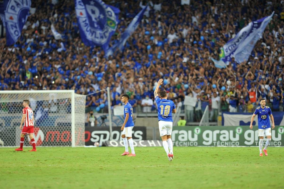 Ao lado dos filhos, Rafinha e Nicholas, Rafael Sobis foi aos prantos no Mineiro em sua despedida do futebol com a camisa do Cruzeiro. Depois de trocar a camisa com o histrico craque celeste Dirceu Lopes, ele saudou os torcedores e teve o nome gritado pelo estdio lotado. Noite foi de muita emoo para o agora ex-atacante, de 36 anos.
