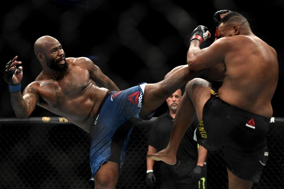 Don'Tale Mayes busca o chute alto, bem defendido por Z Colmeia 