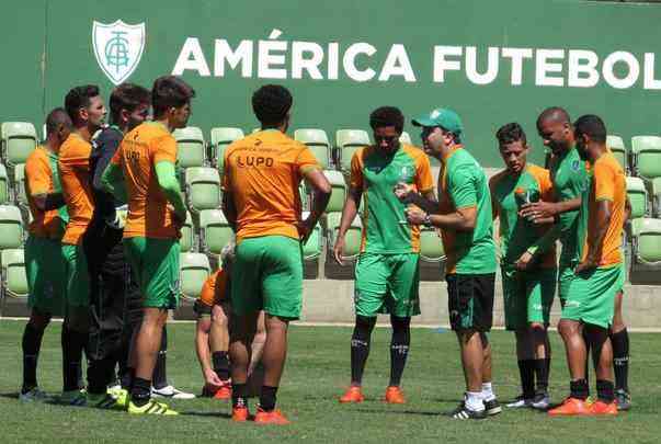 Fotos do treino do Amrica, nesta quarta-feira, no CT Lanna Drumond. Atividade com bola fechou preparao do Coelho para o clssico contra o Cruzeiro, marcado para esta quinta, s 21h, no Independncia, pela 23 rodada do Campeonato Brasileiro