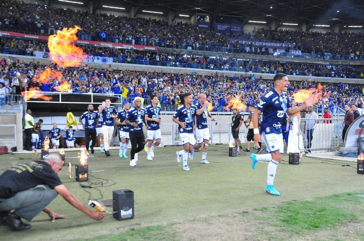 Cruzeiro levanta a taa da Srie B e faz festa no Mineiro
