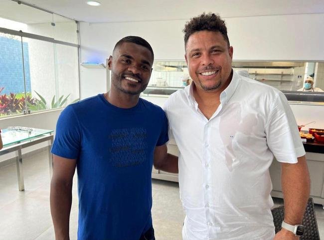 O meia-atacante Niko foi outro jogador do Cruzeiro a conhecer Ronaldo Fenmeno de perto. 