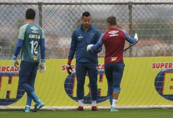 Goleiro Fbio vai a campo sob superviso de preparador Robertinho