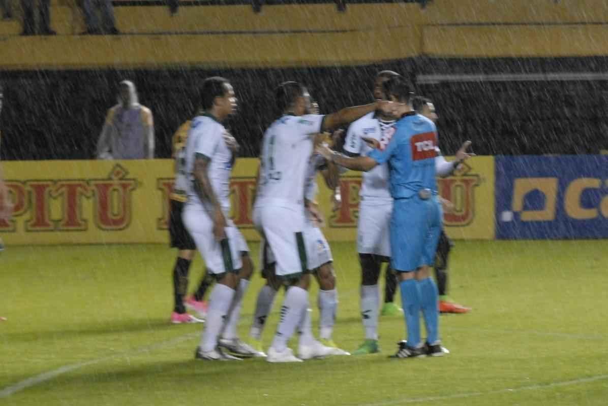 Fotos da vitria de virada do Amrica sobre o Cricima no Estdio Heriberto Hulse, em Cricima, pela Srie B