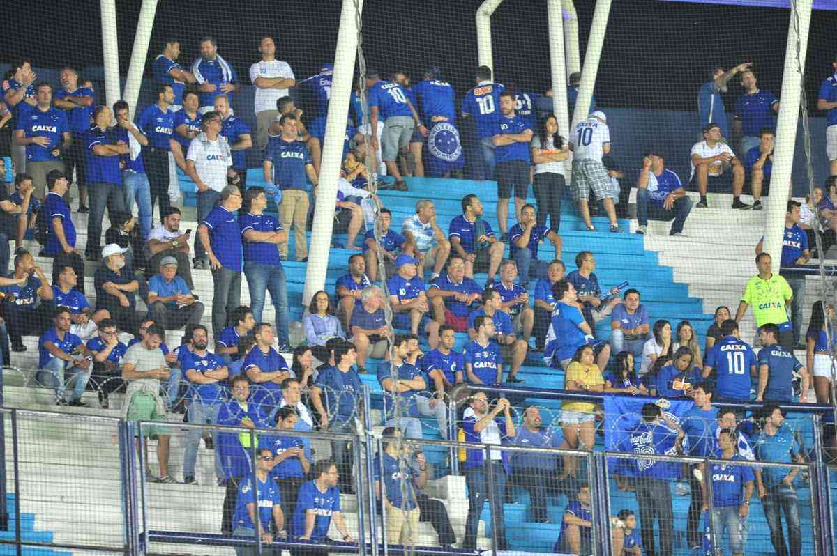 Torcida cruzeirense no Estdio El Cilindro, em Avellaneda