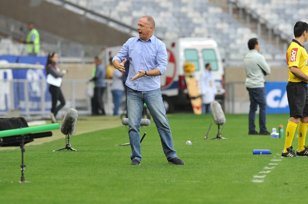 Mano Menezes foi contratado pelo Cruzeiro em setembro de 2015. A estreia em clssicos foi em 13 de setembro, pela 25 rodada do Campeonato Brasileiro. Cruzeiro e Atltico empataram por 1 a 1, no Mineiro. O gol da Raposa foi marcado por Willian. 