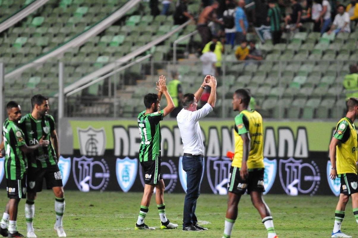 Jogadores e comisso tcnica festejaram muito a vitria com a torcida no dia do aniversrio de 110 anos do Amrica