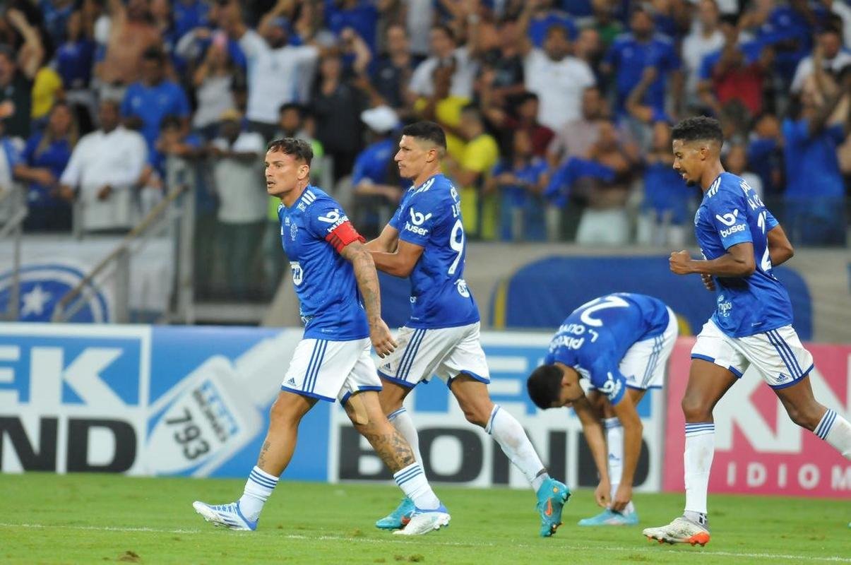 Fotos da torcida do Cruzeiro na vitria por 1 a 0 sobre o Londrina, no Mineiro, pela Srie B