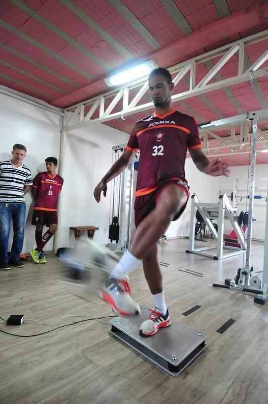 Torcedores do Boa Esporte foram na tarde desta tera-feira ao Estdio Municipal Rubro Negro para tirar selfies com o goleiro Bruno. Jogador realizou teste fsicos no local