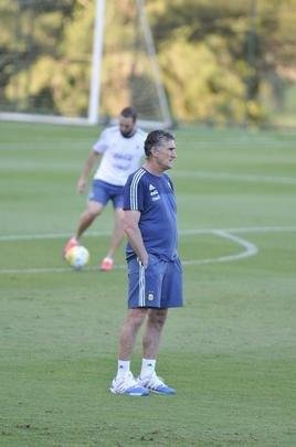Seleo Argentina treinou nesta tera na Cidade do Galo com Lionel Messi. O craque cobrou faltas, afiou a pontaria e, em seguida, deixou a atividade mais cedo para se poupar. Na parte final, o tcnico Bauza orientou um trabalho em campo reduzido