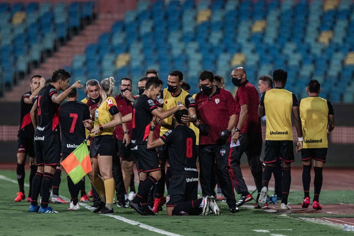 Fotos do duelo entre Atltico-GO e Atltico, no estdio Olmpico, em Goinia, pela 11 rodada do Campeonato Brasileiro