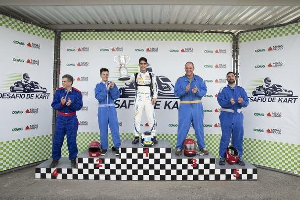 Evento na manhã desta sexta-feira reuniu convidados da CEMIG e jornalistas, além do próprio piloto