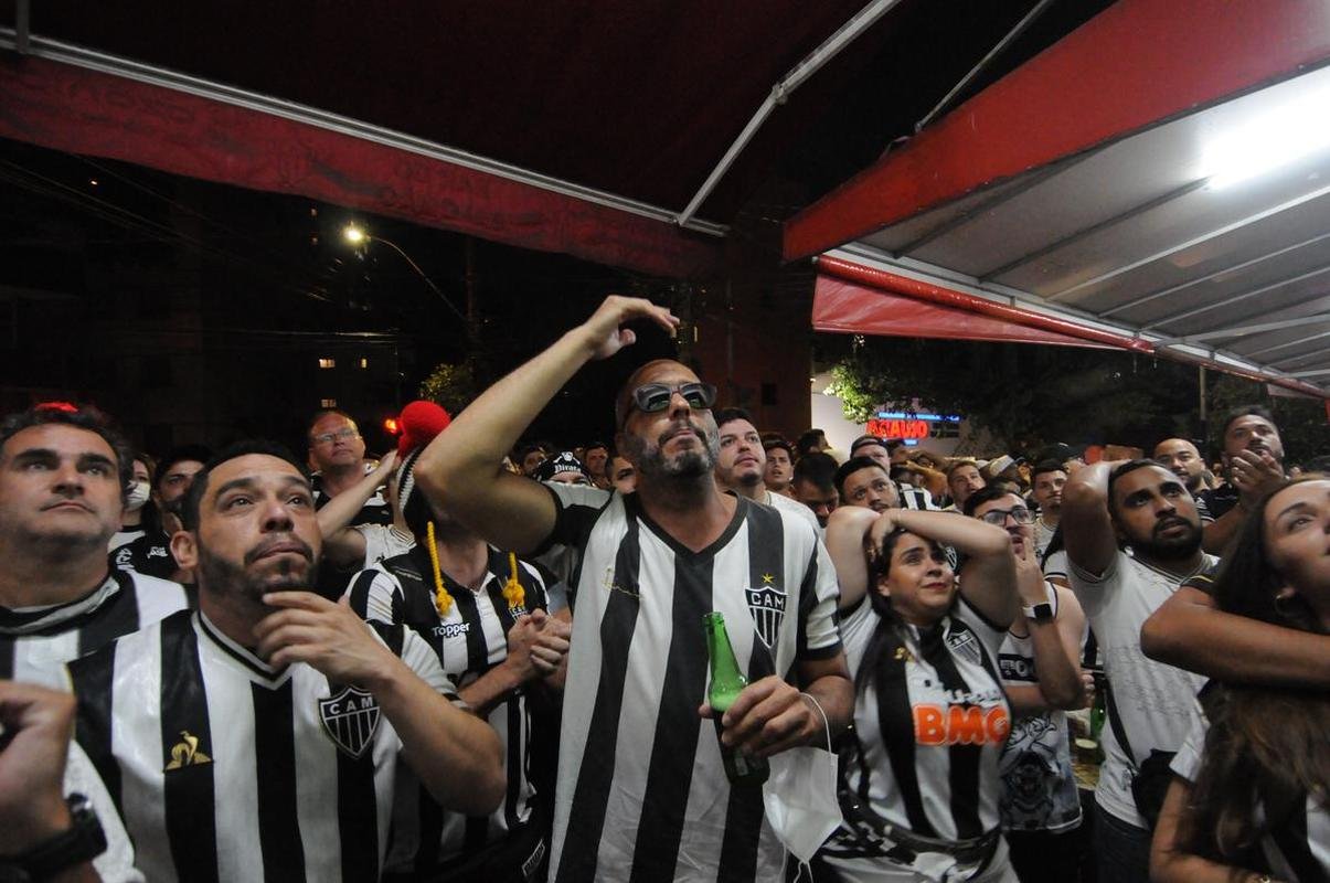 Atleticanos no Bar do Salomo, em BH, durante jogo contra o Bahia. Depois da vitria por 3 a 2 houve muita festa pelo ttulo brasileiro