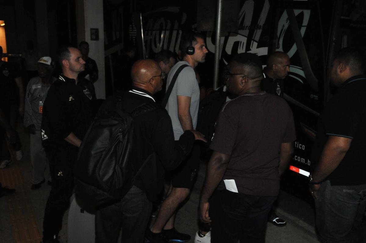 Jogadores do Atltico desembarcaram nesta quinta-feira, em Confins, na Grande Belo Horizonte, aps eliminao vexatria para Afogados-PE na Copa do Brasil. Demitidos, tcnico Rafael Dudamel, diretor de futebol Rui Costa e gerente de futebol Marques estavam junto com a delegao, mas no concederam entrevista.