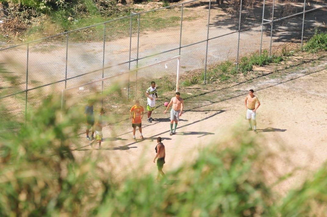 Em meio  pandemia do novo coronavrus, a reportagem do Superesportes / Estado de Minas flagrou nesta tera-feira (14) um treino de futebol no campo de vrzea do Itatiaia, no Bairro Bandeirantes, na Regio da Pampulha, em BH. Jovens entre 16 e 20 anos participam de atividades fsicas sob a superviso de um treinador e um preparador de goleiros. Muitos garotos fazem parte de um projeto social do Santa Luzia Futebol Clube. Parte do grupo foi levado por Luciano Mafra, tcnico da equipe, para trabalhar de maneira independente. (Gladyston Rodrigues/EM/D. A Pres)