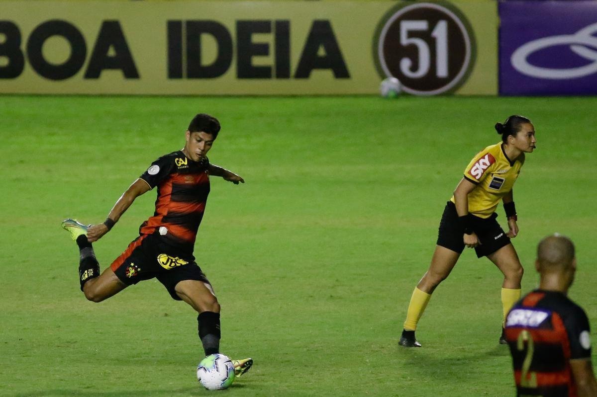 Sport estreou com clássico regional na série A e bateu o Ceará por 3 a 2, com dois gols de Elton e um de Jonatan Gomez, na Ilha do Retiro, sem público.